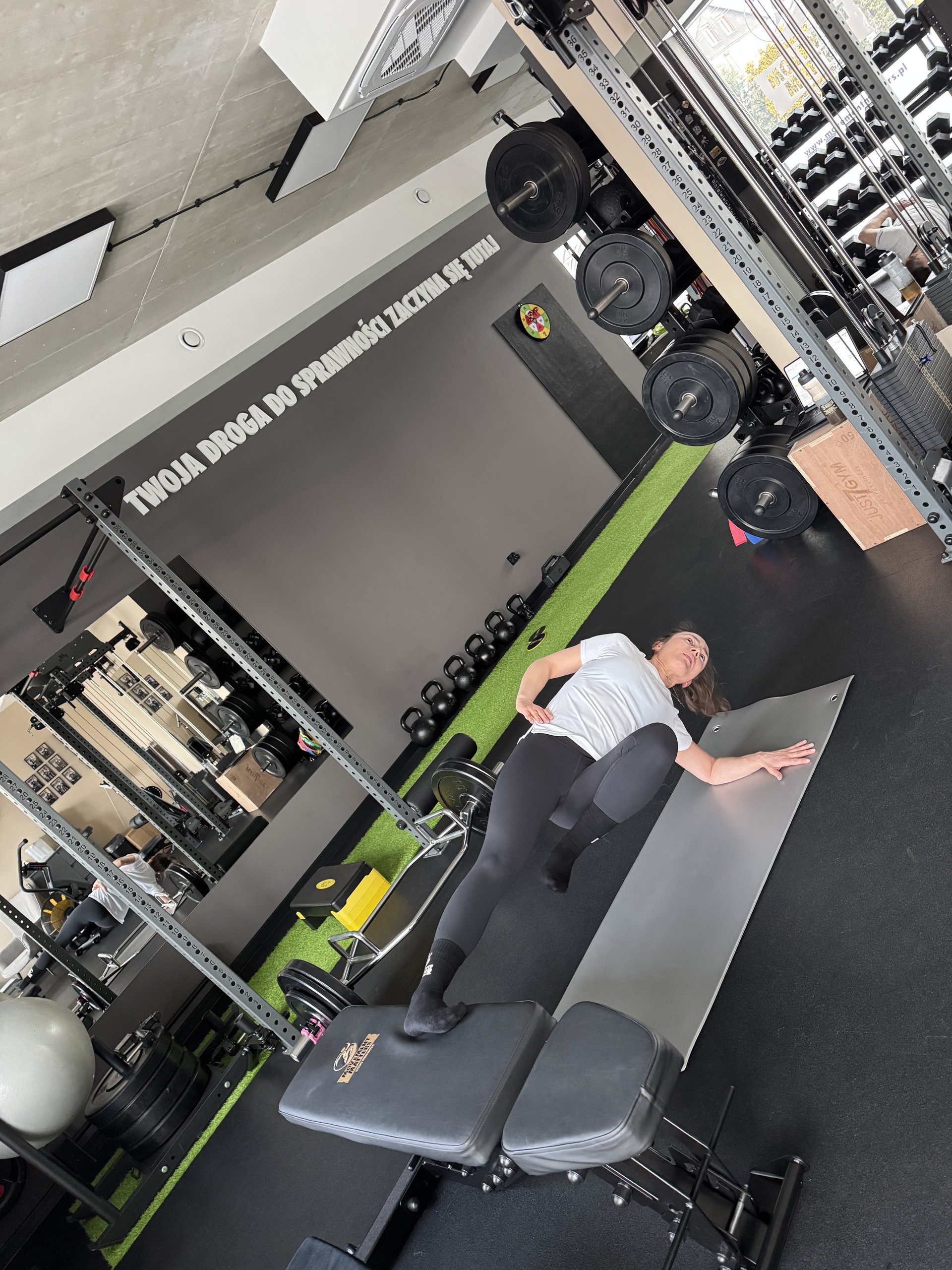 Wypychanie nóg na maszynie – trening siłowy w Movement Matters