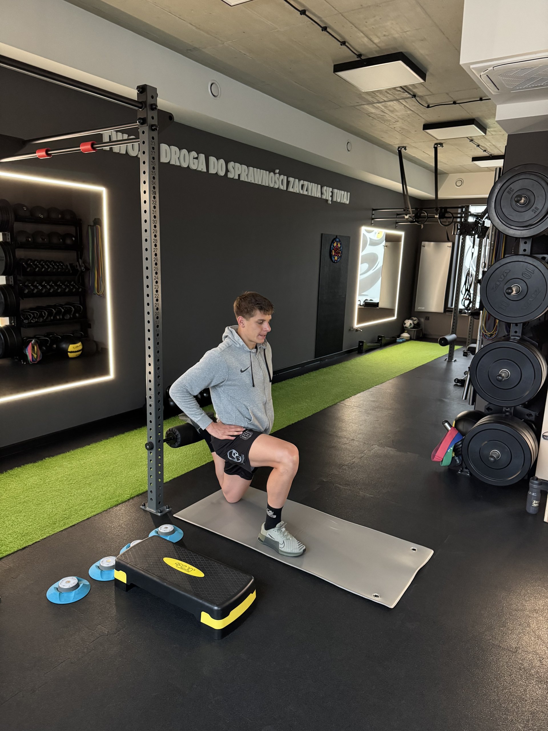 Trening na ławce skośnej z hantlami – Movement Matters Rzeszów