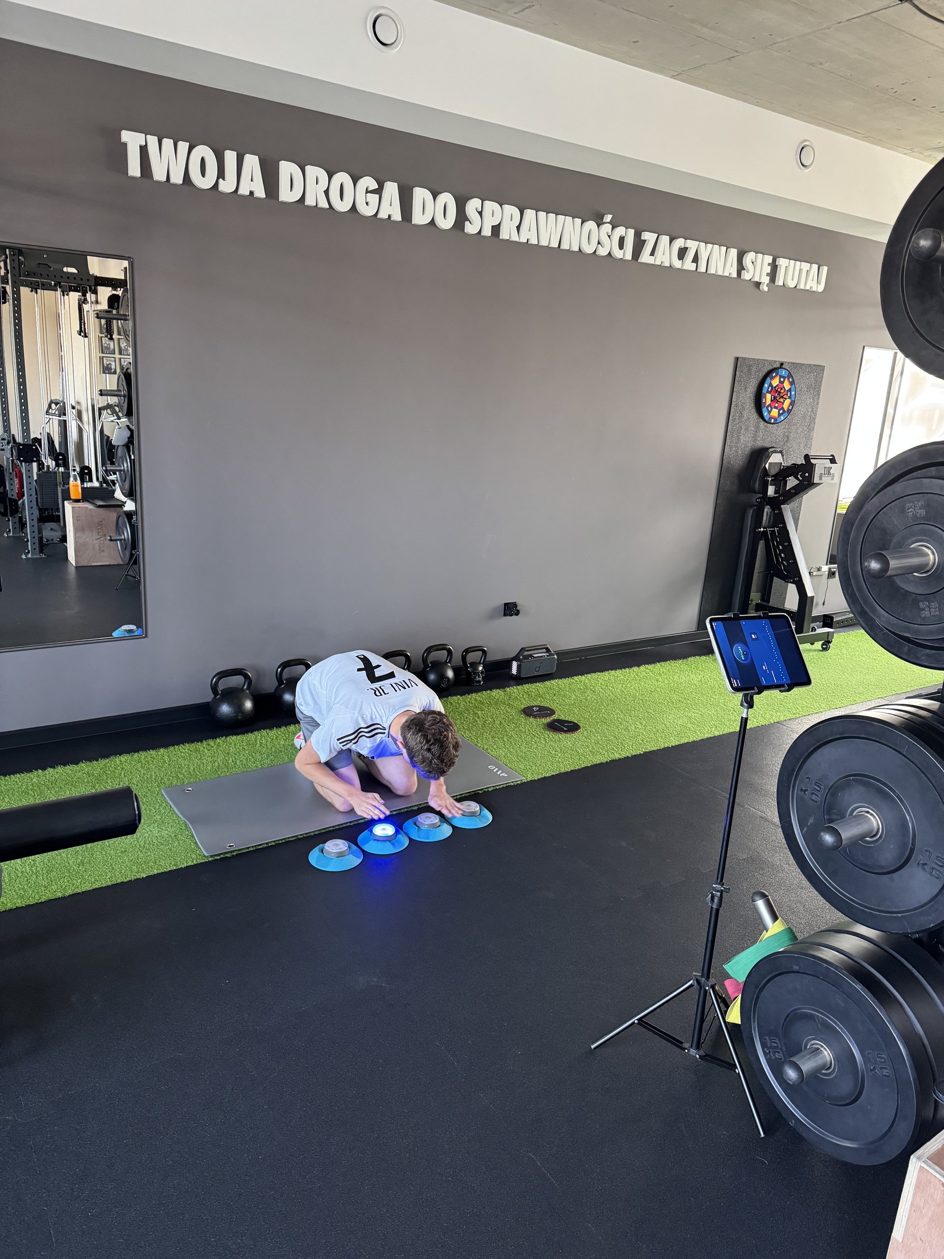 Ćwiczenie na ławce w strefie wolnych ciężarów – Movement Matters