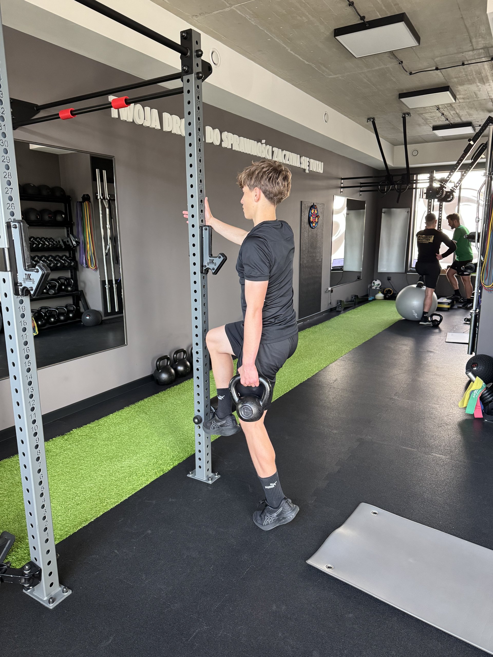 Ćwiczenie stabilizacji tułowia na nawierzchni sportowej – Movement Matters