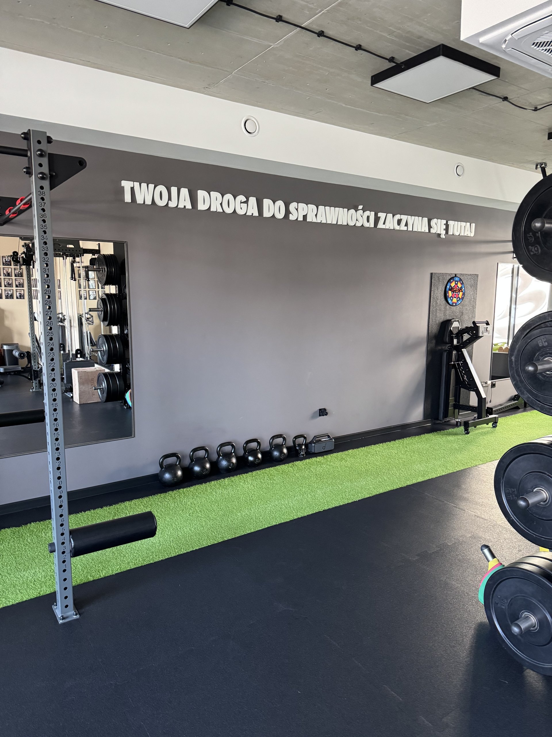 Wnętrze studia Movement Matters w Rzeszowie – strefa treningowa z ławką i stojakiem