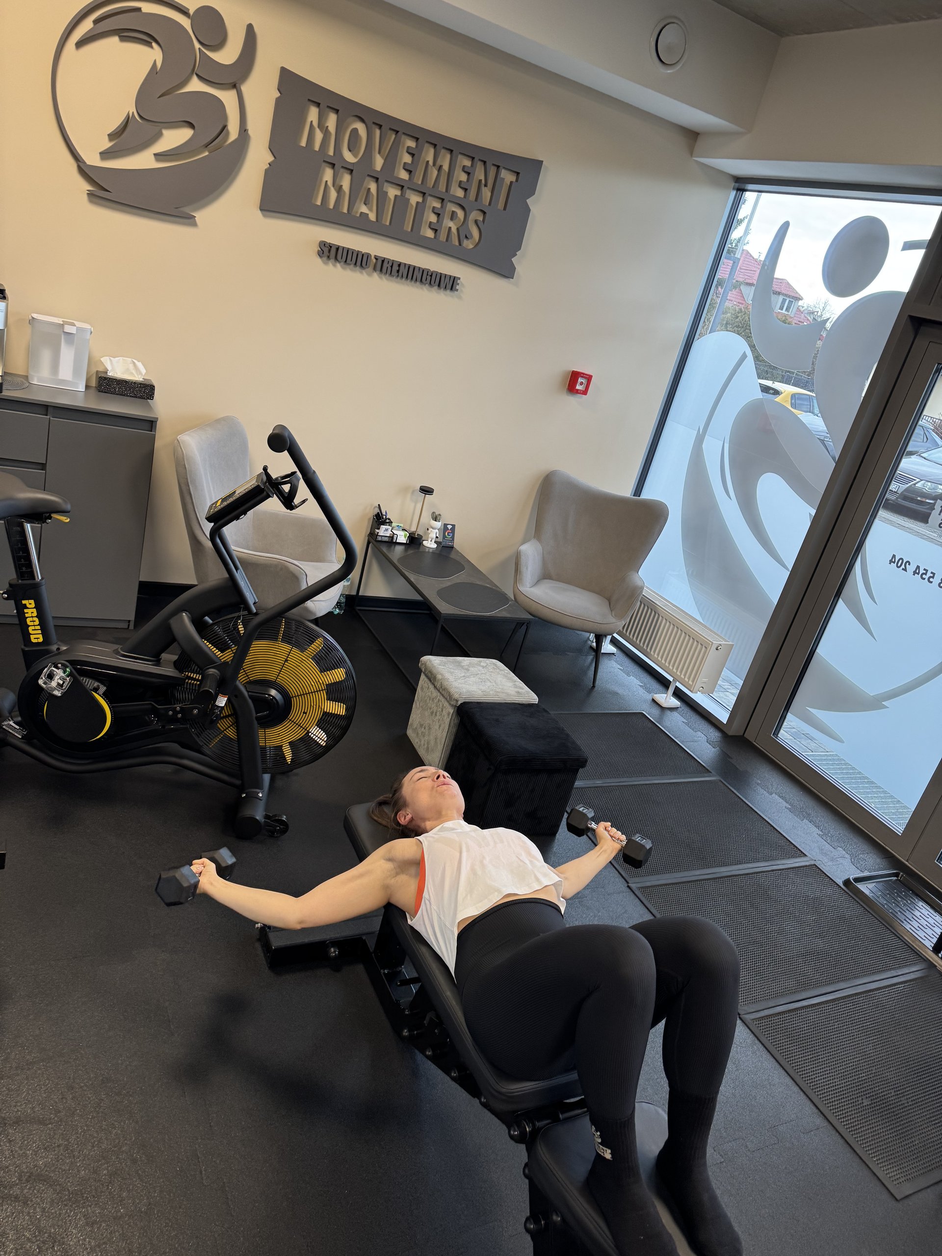 Wyciskanie bioder (hip thrust) na ławce – trening sylwetki w Movement Matters
