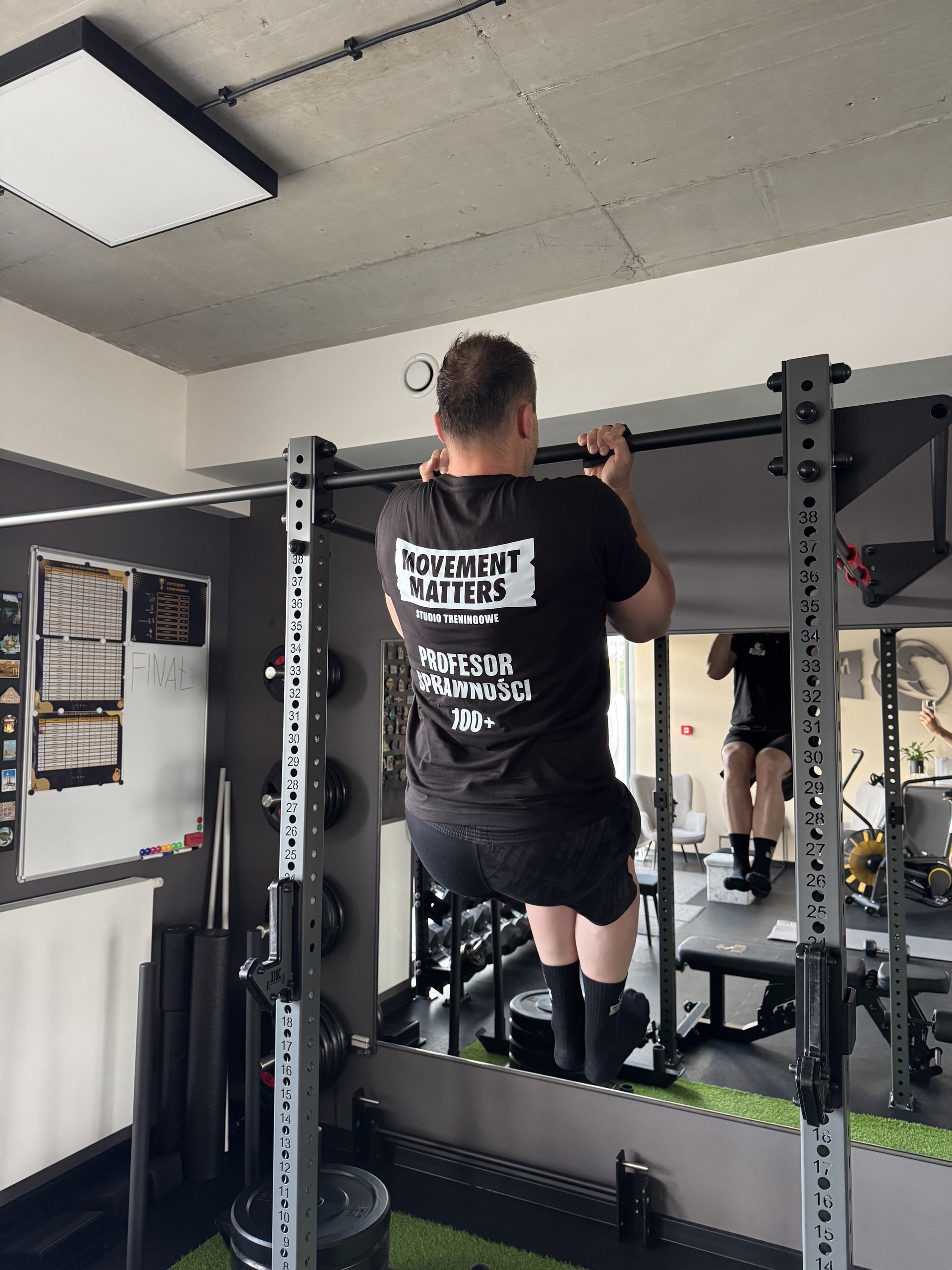 Trener personalny przy stojaku z hantlami – Movement Matters w Rzeszowie
