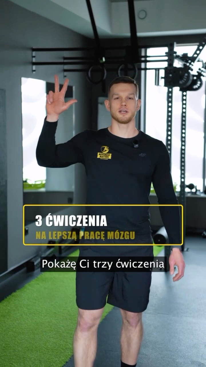 Trener Movement Matters pokazuje ćwiczenia na siłę chwytu w studiu w Rzeszowie