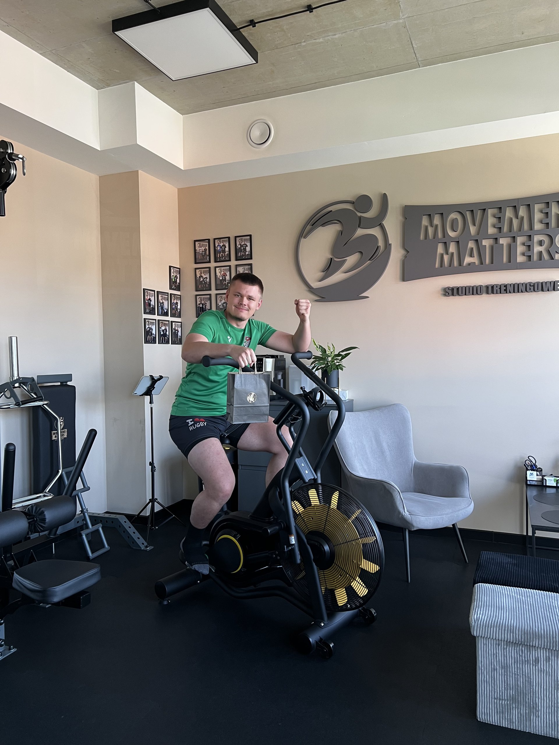 Prostowanie nóg na maszynie – trening nóg w Movement Matters w Rzeszowie