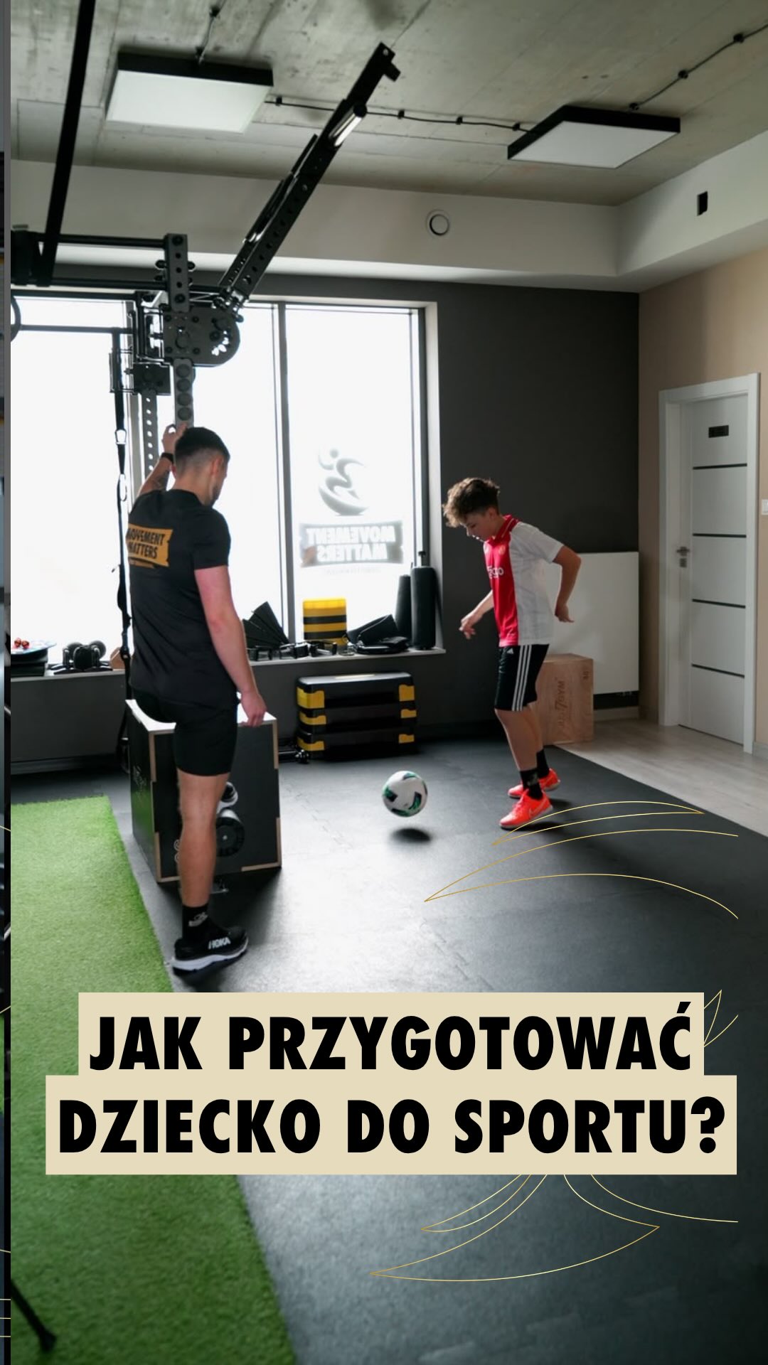 Młody piłkarz i trener podczas treningu motorycznego w Movement Matters w Rzeszowie
