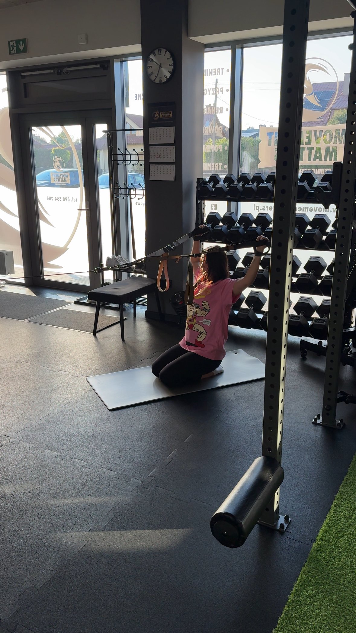 Ściąganie drążka wyciągu górnego – trening pleców w Movement Matters