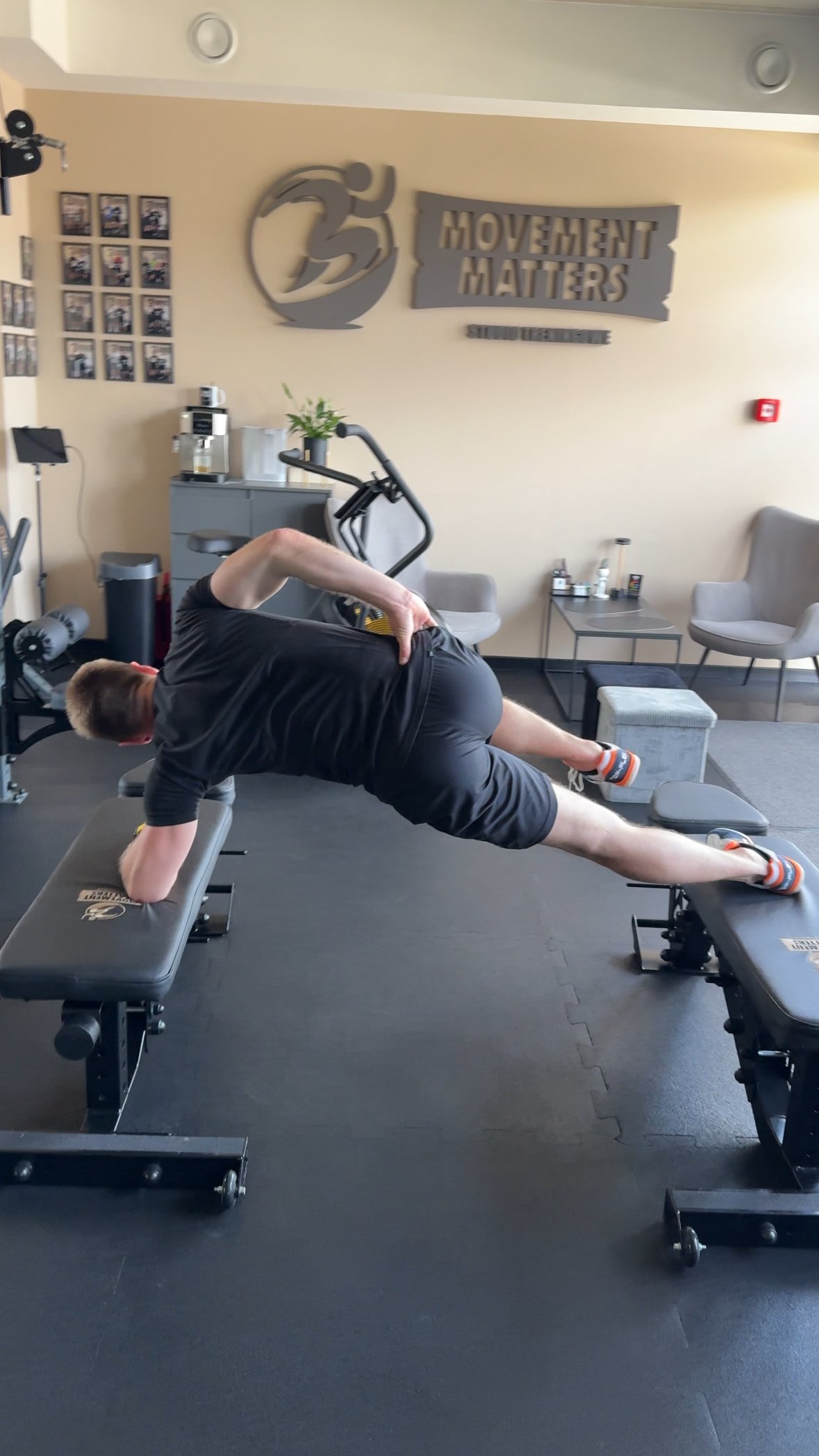 Deska bokiem w podporze między ławkami – stabilizacja w Movement Matters