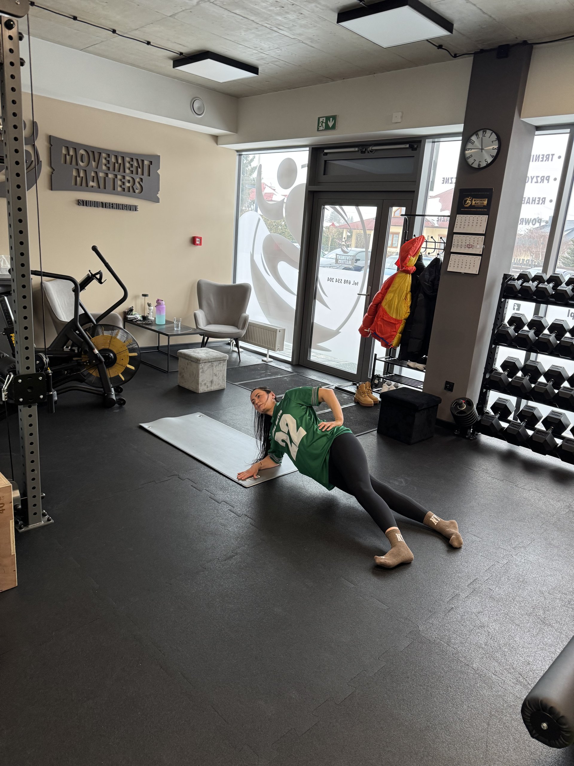 Ćwiczenie stabilizacji przy oknie – trening zdrowotny w Movement Matters
