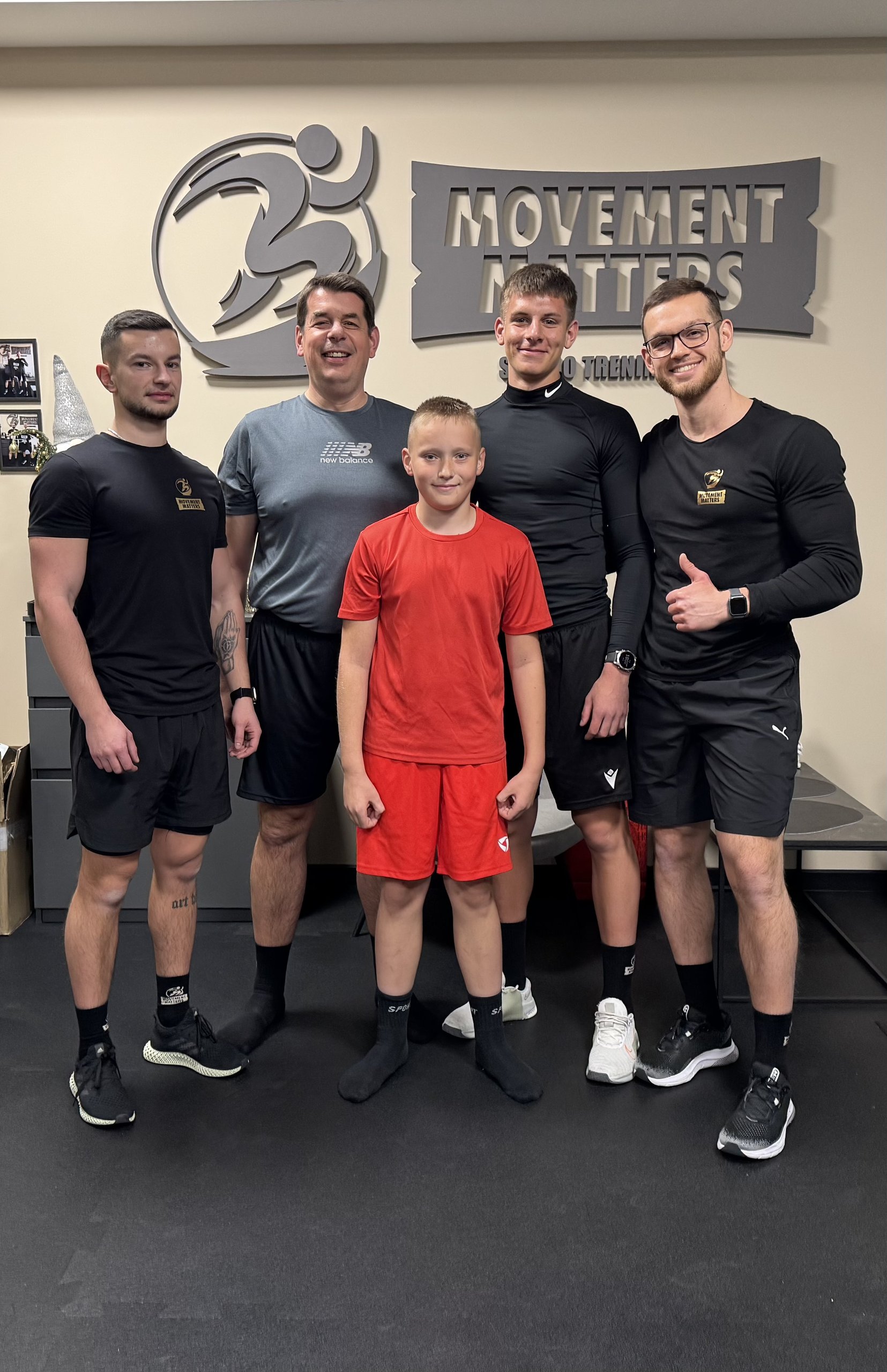 Młody sportowiec z trenerami przygotowania motorycznego – Movement Matters