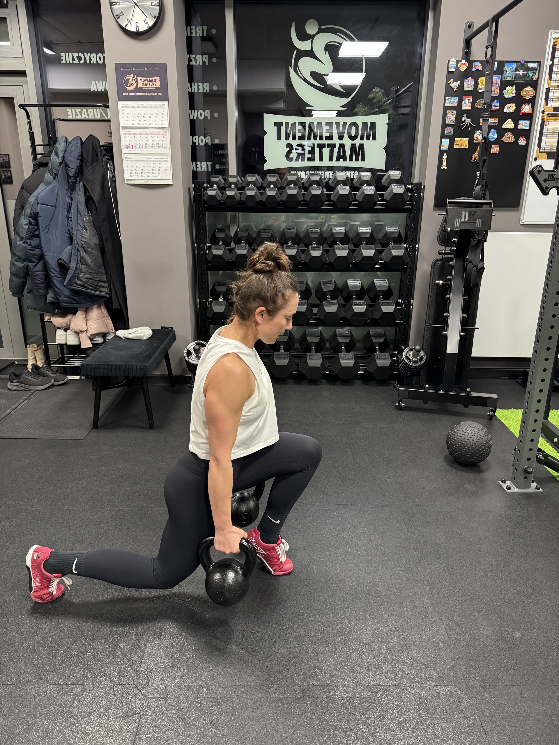 Wiosłowanie kettlebellem w podporze na ławce – trening personalny w Movement Matters